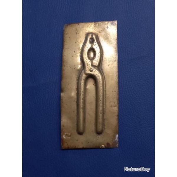 rare  moule � chocolat sur le th�me " des vieux outils " en laiton