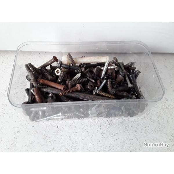 9509 LOT DE 845G DE VIS OCCASION