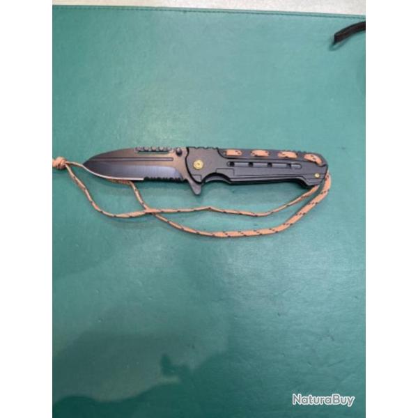 Couteau tactique avec paracorde