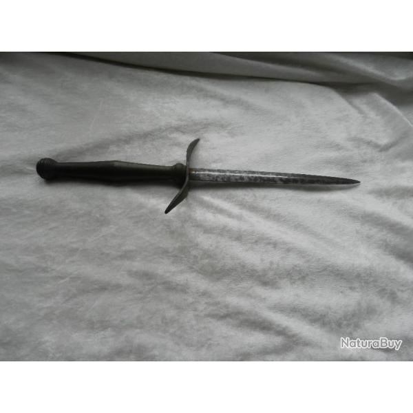 Ancien stylet / dague de vertu de Prostitu�e en bronze dat�e 1900 monogramme AB