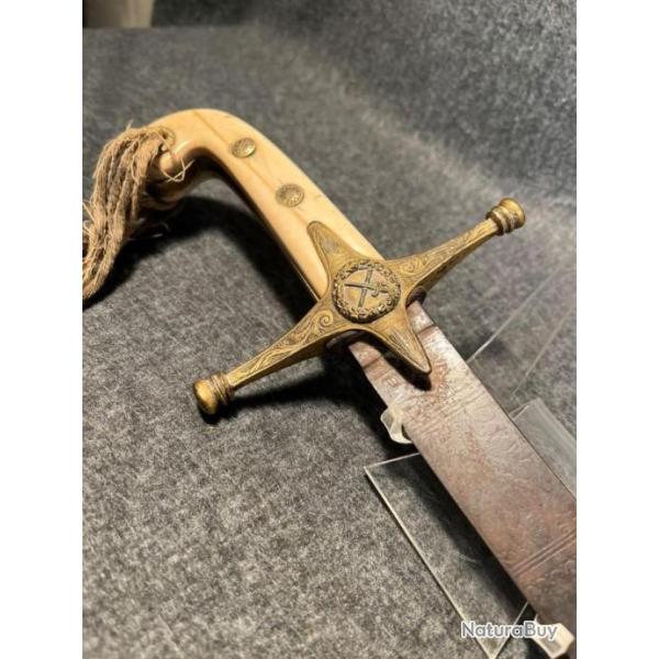 Rare sabre a l'oriental aux armes de la Reine Victoria 1 euro sans prix de r�serve !!!