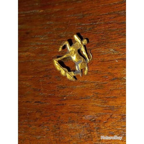 bijou vintage      broche / pin's signe astrologique   " SAGITAIRE  "    Dor� � l'or fin