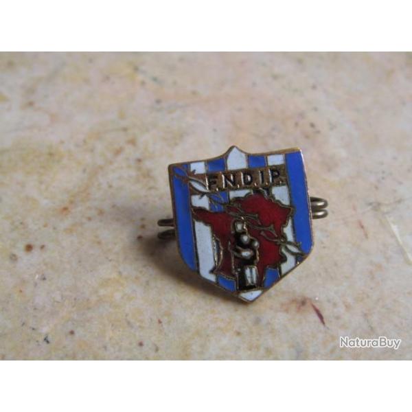 INSIGNE FEDERATION NATIONALE DES DEPORTES  INTERNES PATRIOTIQUES POLITIQUES camp concentration femme