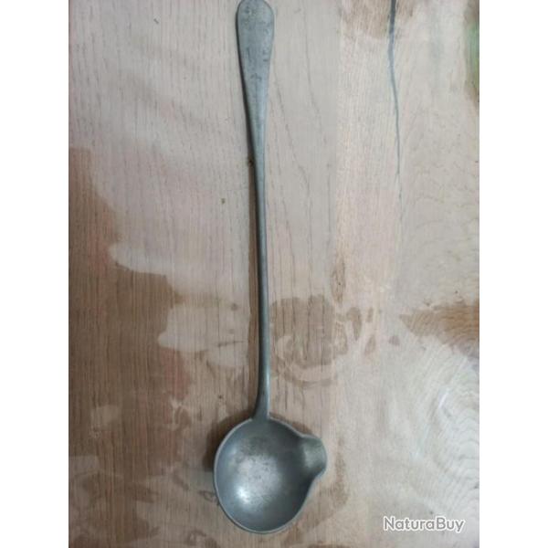 ancienne cuill�re avec bec verseur