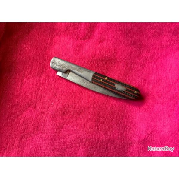 Couteau vendetta avec gravures, pas de prix de r�serve.