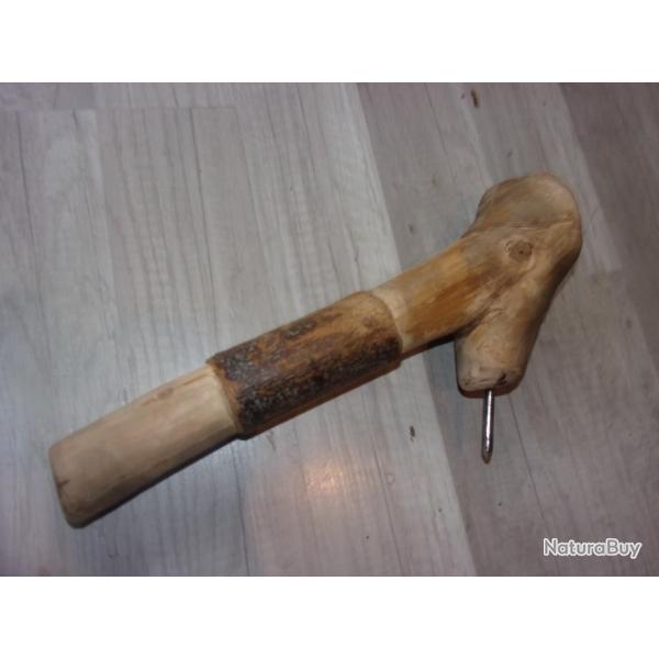 massue en bois et clou