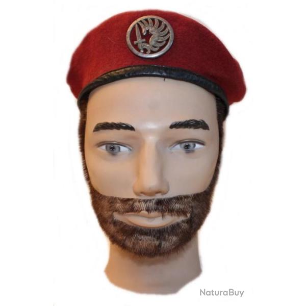 Brt rouge des parachutistes franais avec son insigne