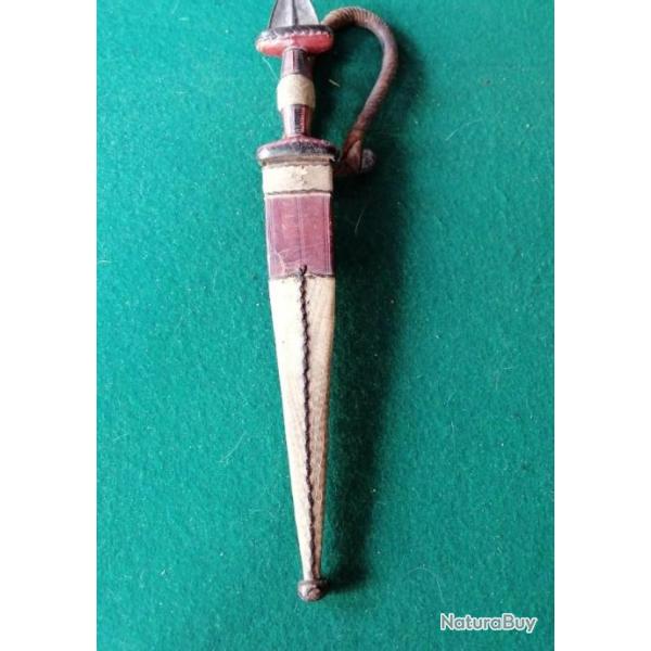 poignard du tchad avec son fourreau
