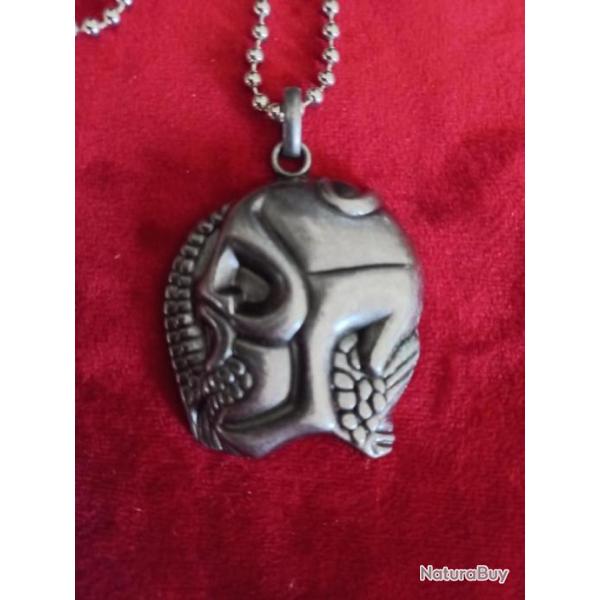 pendentif  alien / t�te de mort avec chaine bille d'acier r�glable