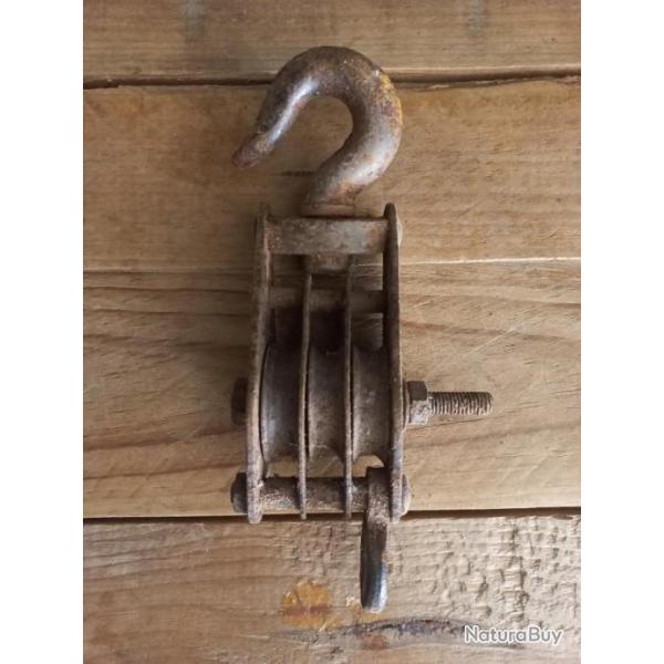 Charge maximum : De 500 � 1000kg  Poulie ancienne pour trois cordes.