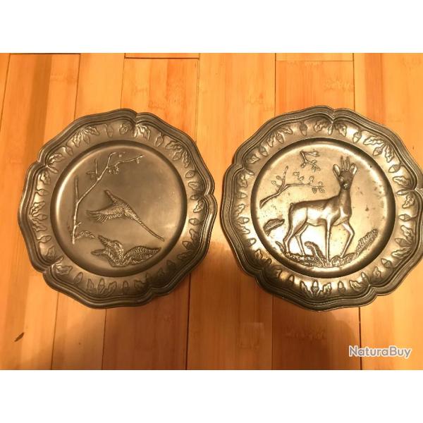 Lot de 2 assiettes festonnes en tain : scnes de chasse.