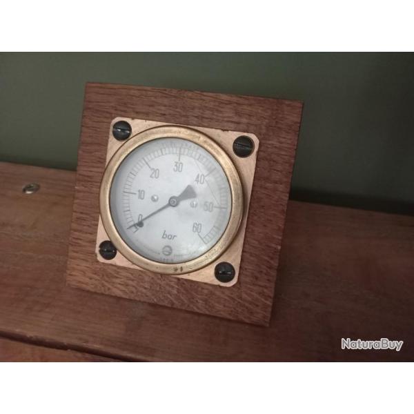 ancien compteur en bronze sur socle en bois