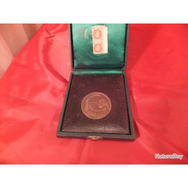 Mdaille de table et timbre. Ptain .  poque vichy,  dans boite d'origine.