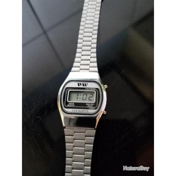 Montre LCD ann�es fin 70 en excellent �tat proche du neuf avec pile neuve