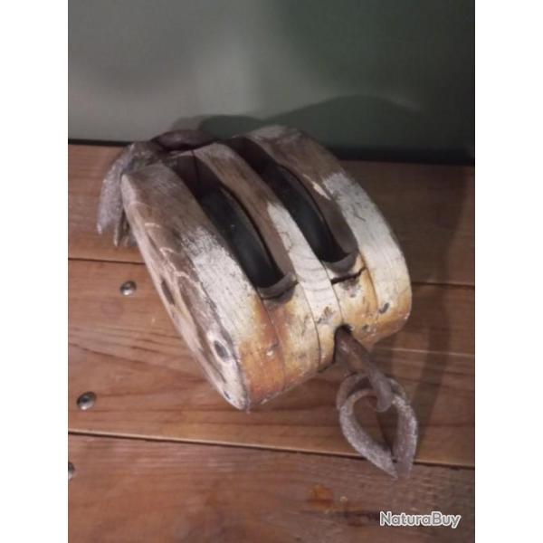 tres ancienne  poulie de bateau  marine  uniquement  en bois � deux r�ats....... collection