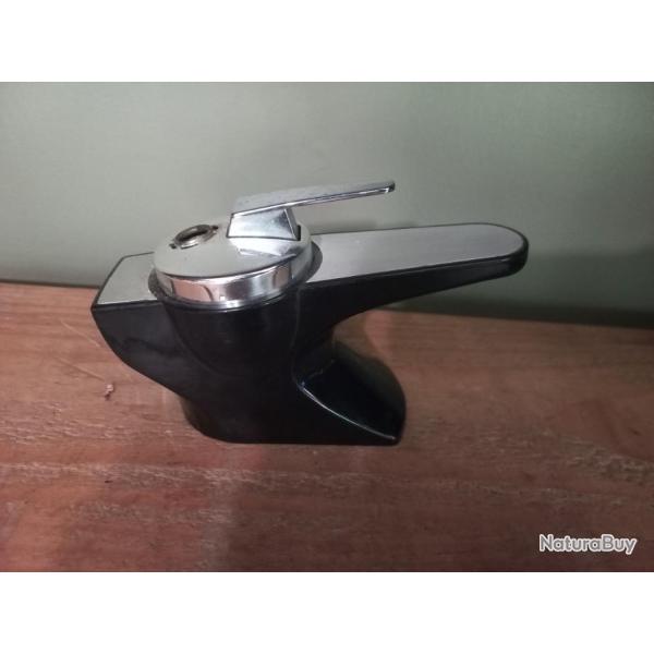 Tr�s joli briquet vintage style " ART DECO "  en bak�lite