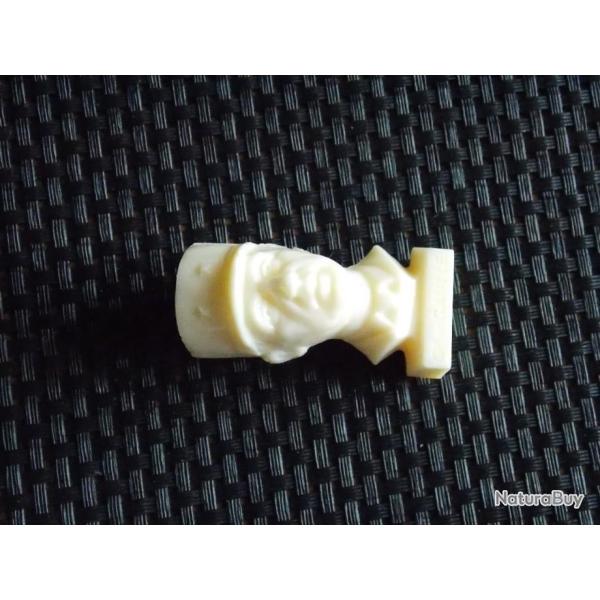 BUSTE EN PLASTIQUE DU GENERAL DE GAULLE -  DE CHEZ TOTAL