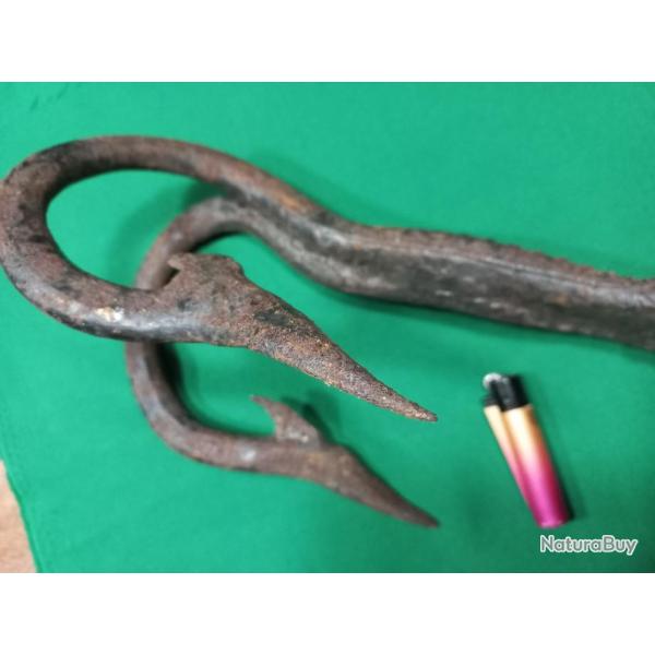 ancien hame�on g�ant en fer forg�