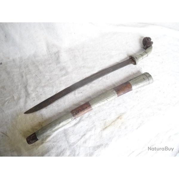 144)  tr�s  belle arme ancienne , lame yatagan avec fourreau , lame indon�sienne appel�e golok.
