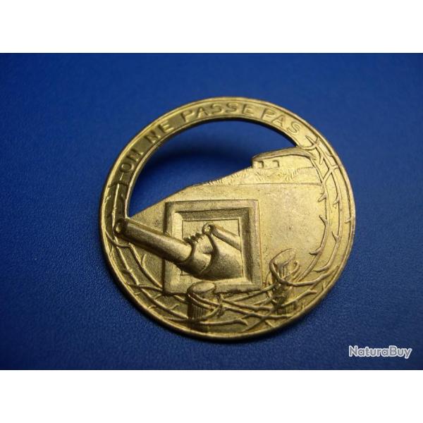 INSIGNE D'OFFICIER DORE , LIGNE MAGINOT "ON NE PASSE PAS" , FRANCE WW II .