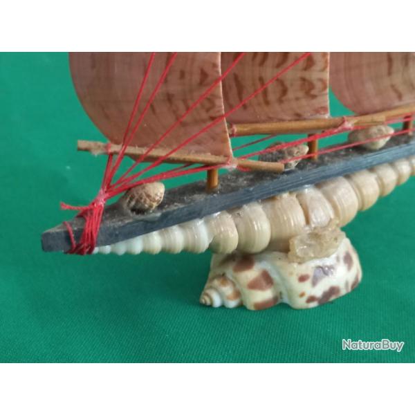 miniature navire en coquillage vintage