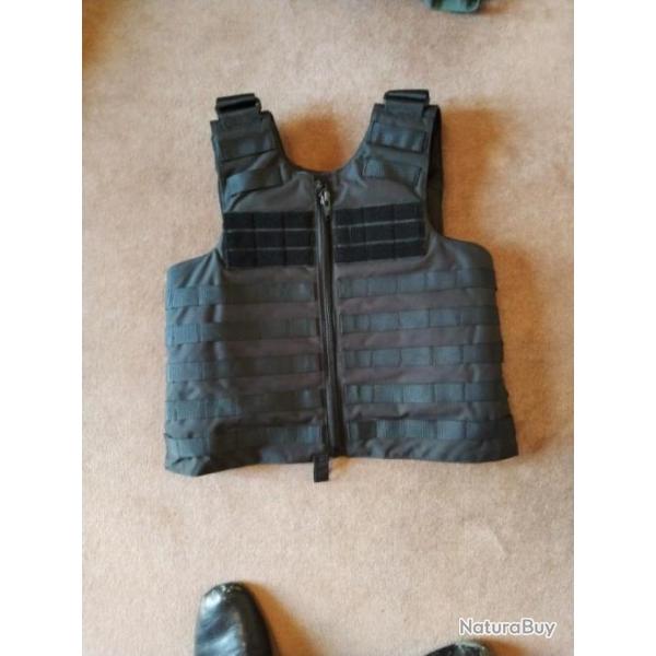 Gilet tactique noir compatible plaques balistiques NIJ IIIa et IV, neuf.