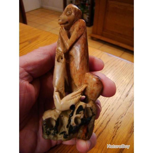 SPLENDIDE OKIMONO EN PIERRE DURE REPRESENTANT UN SINGE COLORE , ASSIS AVEC UN OISEAU A SES PIEDS!!