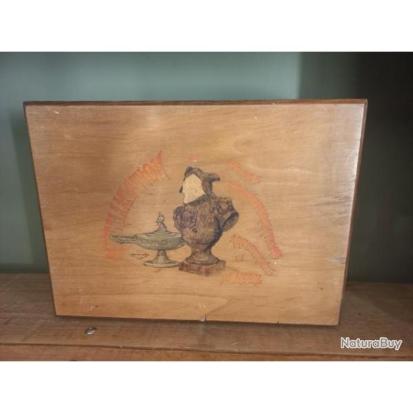 ancienne boite en bois � queue d'aronde tr�s beau travail de gravure