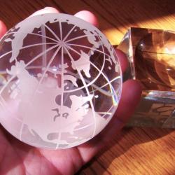 MAGNIFIQUE MAPPEMONDE MOBILE EN CRISTAL- OBJET TRES LOURD SUR SOCLE CREUS&eacute;- TOURNE SUR ELLE M&Ecirc;ME-