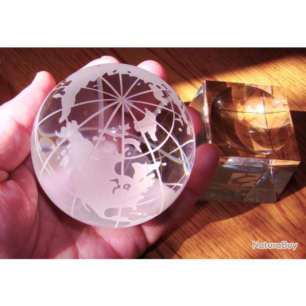 MAGNIFIQUE MAPPEMONDE MOBILE EN CRISTAL- OBJET TRES LOURD SUR SOCLE CREUS�- TOURNE SUR ELLE M�ME-