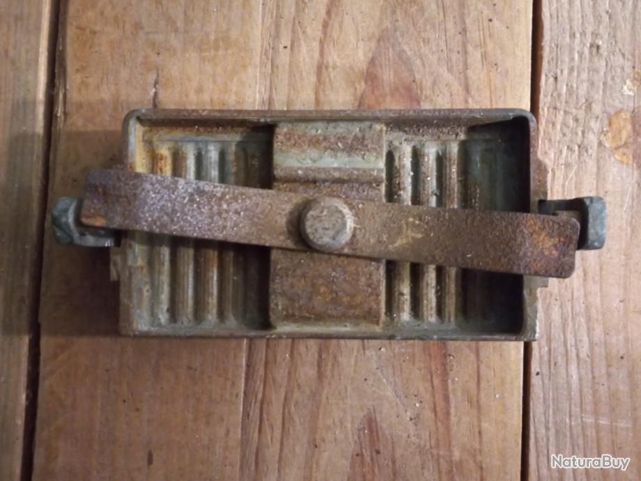Ancien Moule à Soldat De Plomb - Chien Des Années 30, Marque F.B., Pièce Vintage