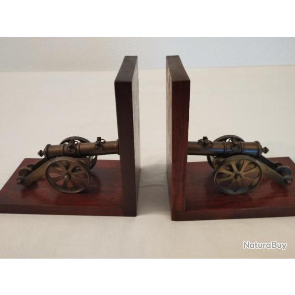 Support pour livres avec canons.