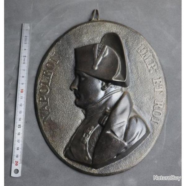 Grand m�daillon en bronze Napol�on Bonaparte "NAPOLEON EMP. ET ROI." 1804-1815. Fort m�daillon plaqu