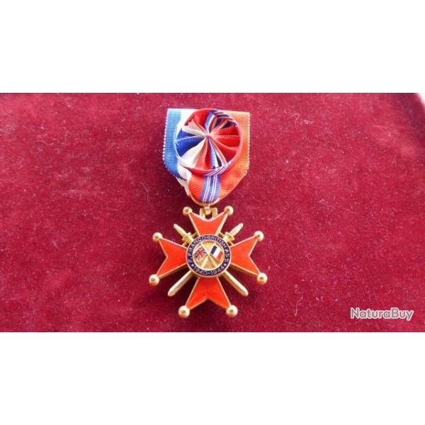 MEDAILLE ET SA BOITE  ASSOCIATION FRANCO BRITANNIQUE OFFICIER RUBAN TACHE EN HAUT