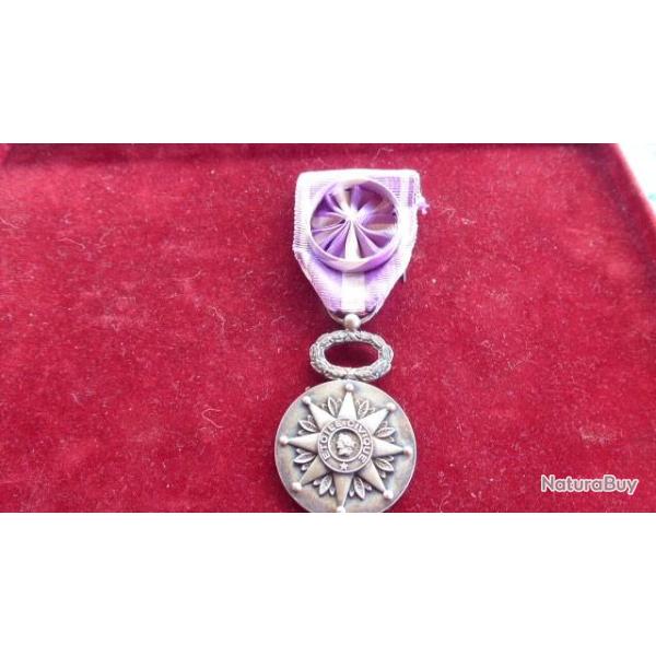 MEDAILLE ET BOITE ETOILE CIVIQUE MEDAILLE D HONNEUR RUBAN TACHE EN HAUT