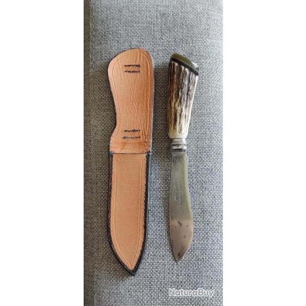Lame Choukri en acier ,manche bois de cerf ,corne verte et noire en pommeau.etui cuir cousu