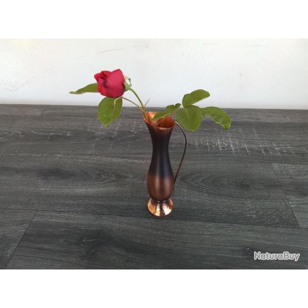 Petit vase en cuivre d�coratif