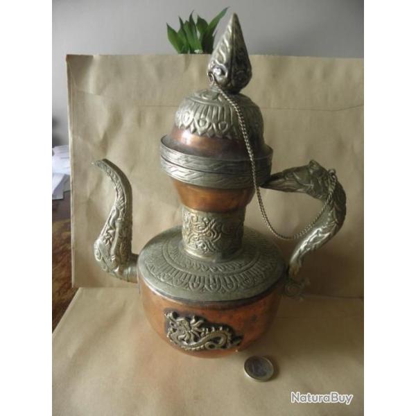 UNE RARE ANCIENNE EN CUIVRE ET MTAL BLANC, THIRE RELIGIEUSE TIBTAINE 'NEPAL DRAGON'
