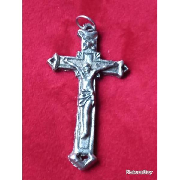 Croix du Christ joliment travaille  monte en pendentif