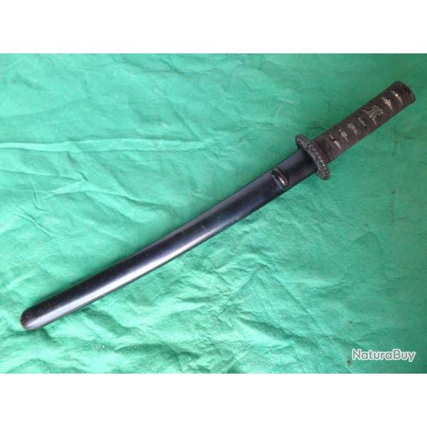 J93) lot ,  beau  wakizashi , belle tsuba , soie sign�e des 2 cot�s ,  �poque = EDO