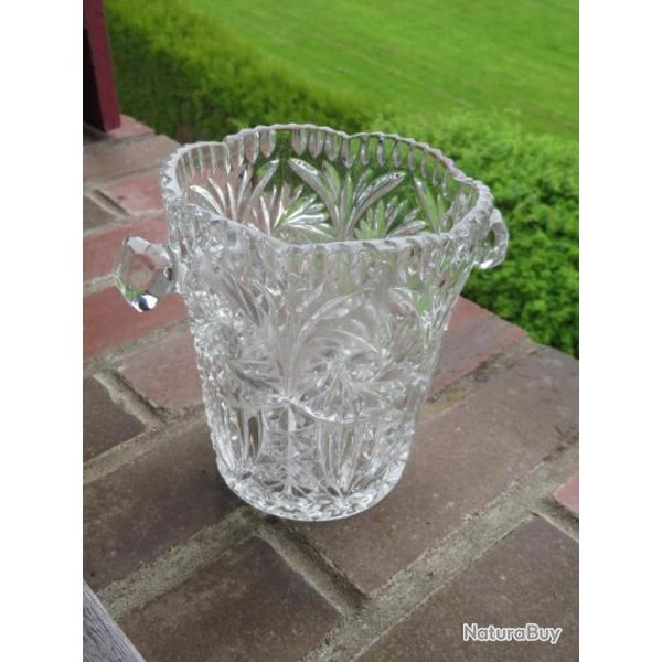 SUBLIME Seau � glace en cristal moul� de Boh�me tch�que datant des ann�es 1950-60. (XX �me)