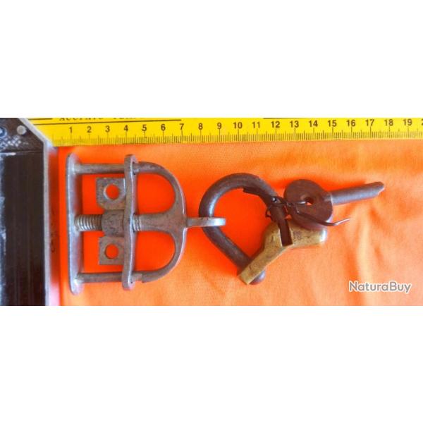 menotte menottes poucette pinces cadenas prison police arm�e gendarmerie cheval penitencier pouce