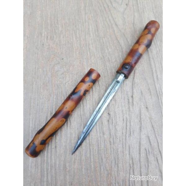 ANCIENNE DAGUE DE DEFENSE SUPERBEMENT CAMOUFLE  DANS UN INSERT BOIS . RARE ET BELLE PIECE ARTISANALE