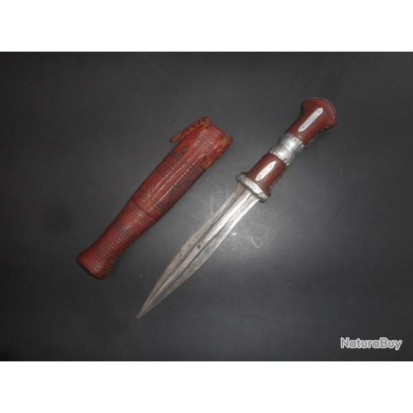 COUTEAU AFRICAIN ETHNIE HAOUSSA, CIRCA 1950, CUIR ET ALUMINIUM, LAME DE QUALITE AVEC INCRUSTATION