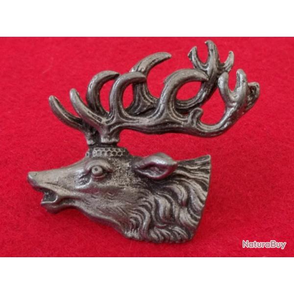 Insigne en m�tal repr�sentant une t�te de cerf de profil  Hauteur : 40 mm Largeur : 50 mm