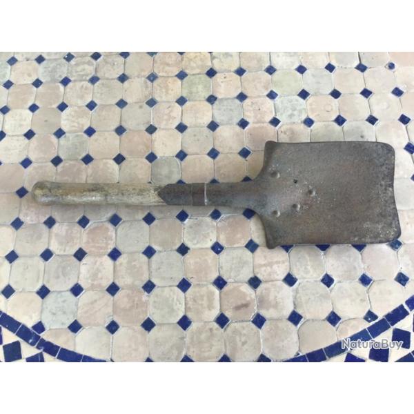 Pelle de tranche premiere et deuxime guerre . bon tat . manque un rivet.