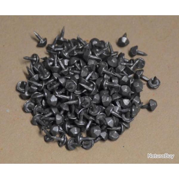 Un lot de Clou pour brodequin comme neuf