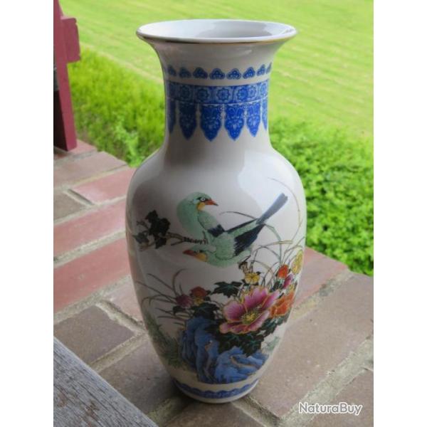 Magnifique vase en porcelaine � d�cor de fleurs et oiseaux (XX�me)