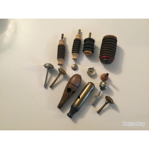 Lot de 13 appeaux de chasse divers