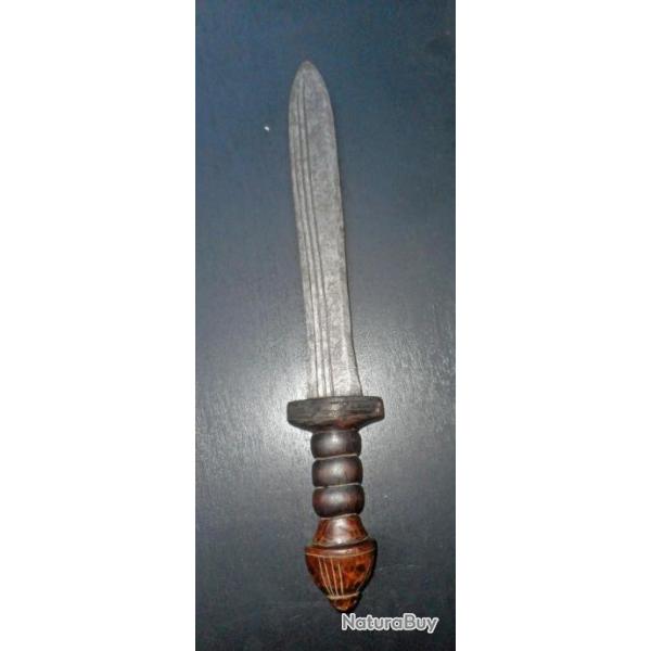 ANCIEN COUTEAU ETHNIQUE AFRICAIN BASSA, CIRCA 1900/20, ORIGINE CAMEROUN, BOIS LOCAL FER FORGE